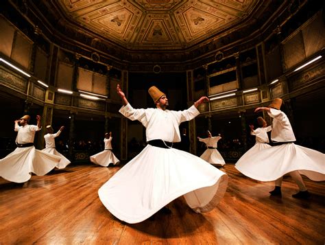 La Danza de los Derviches Sufí: Una Explosion de Color y Movimiento en Miniatura Persa!