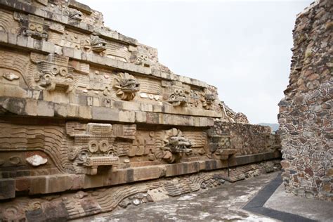 “El Palacio de la Serpiente Emplumada”: Una Vision Simbólica del Mundo Maya en el Siglo VIII