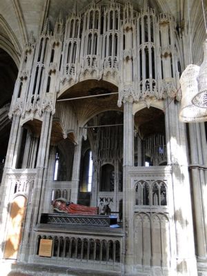 La Cabeza de la Catedral de Winchester: Una Danza De Piedra y Luz Divina!